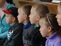 Bērni uzmanīgi klausās Piltenē