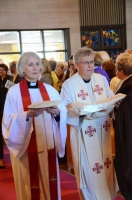 ‌Mitru procesijā ienes prāveste Ieva Graufelde, LELBĀL amatā vecākā prāveste. ‌Apmetni ienes prāvests Gunārs Lazdiņš, LELBA pārvaldes priekšnieks. Foto: Edvīns Erkmanis 